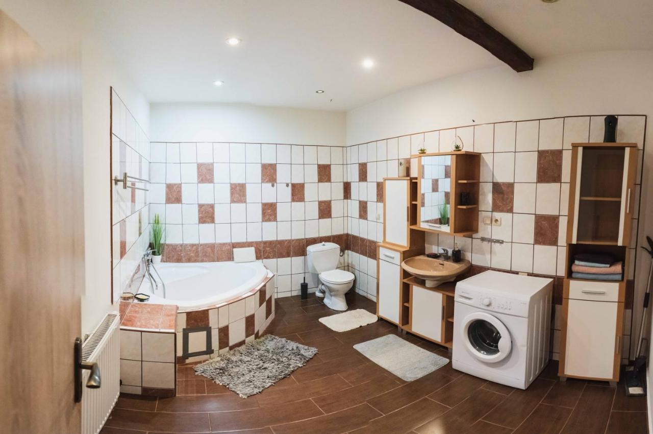 Podkrovni Apartman S Vyhledem Na Namesti Lomnice nad Lužnicí Extérieur photo